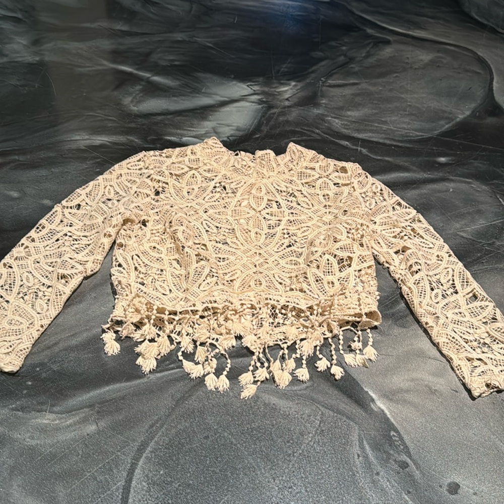 Luxxe chrochet long sleeve beige crop top